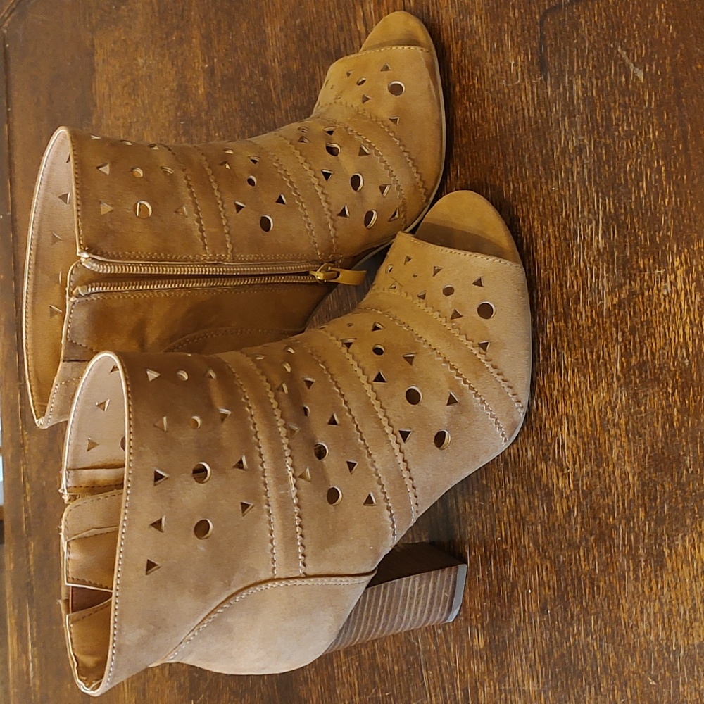 Torrid size 8 peep toe booties